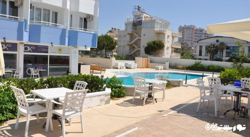 میز و صندلی کنار استخر روباز